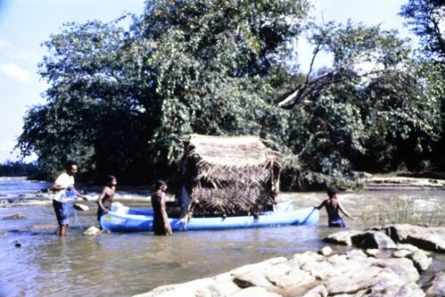 [Floßfahrt auf dem Mahaweli, dem größten Fluss Sri Lankas]