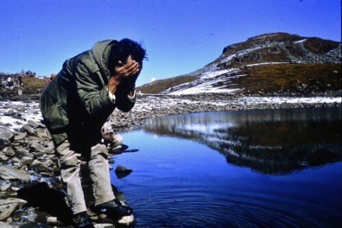 [Werner Fend am 4400m hohen heiligen See, Ziel der Pilger mit den Silbermasken]