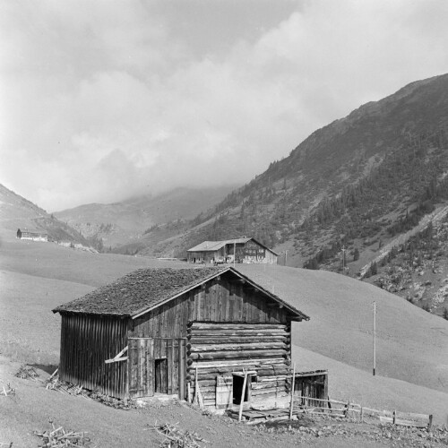 Warth, vorne ein Gizzistall, hinten Haus Nr. 14