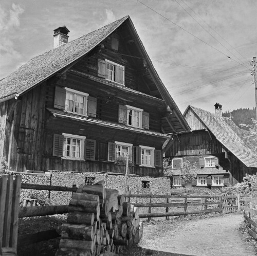 Dornbirn, Kehlegg 35 links, rechts Kehlegg 31