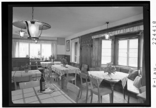 [Gastraum im Gasthaus Nusser bei Matrei am Brenner / Tirol]