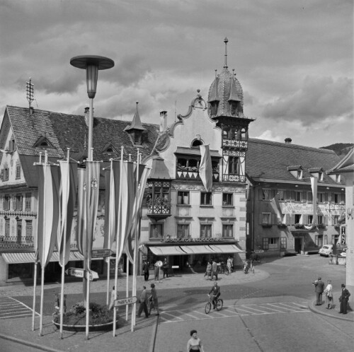 Dornbirn, Johann-Luger-Haus, Fahnenrondell