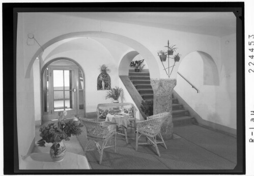 [Halle im Gasthof Weisse Rose in Matrei am Brenner / Tirol]