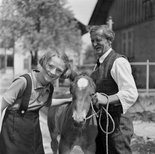 Adalbert Mennel mit Ilse und Pony