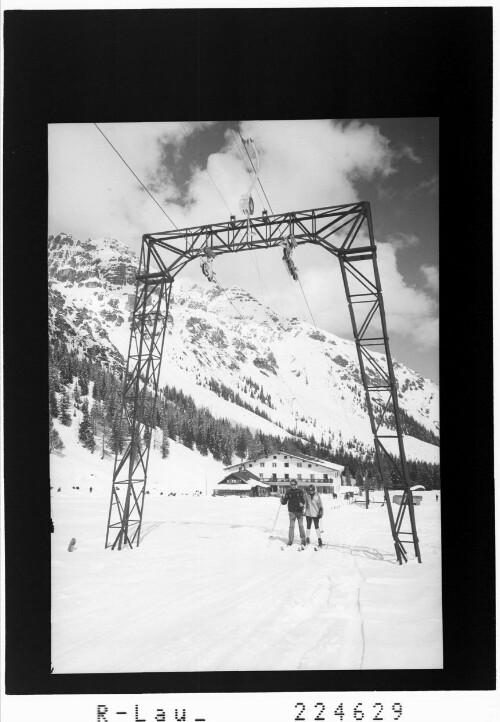 [Schlicker Alm mit Schlepplift gegen Ampferstein / Tirol]