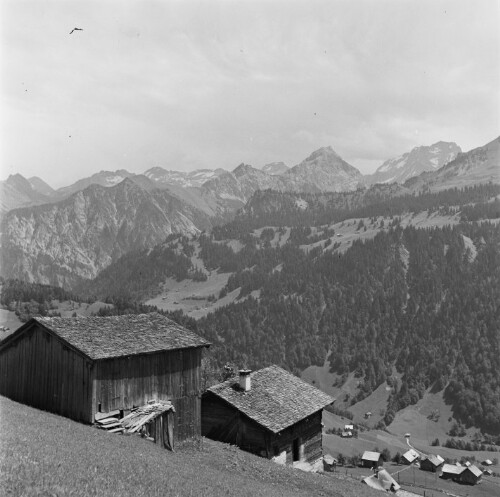 Fontanella, Blick gegen Steinbild und Misthaufen