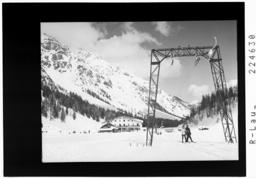 [Schlicker Alm mit Schlepplift gegen Ampferstein und Patscherkofel / Tirol]