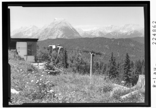 [Bergstation am Gschwandtkopf mit Hohe Munde und Zugspitze]