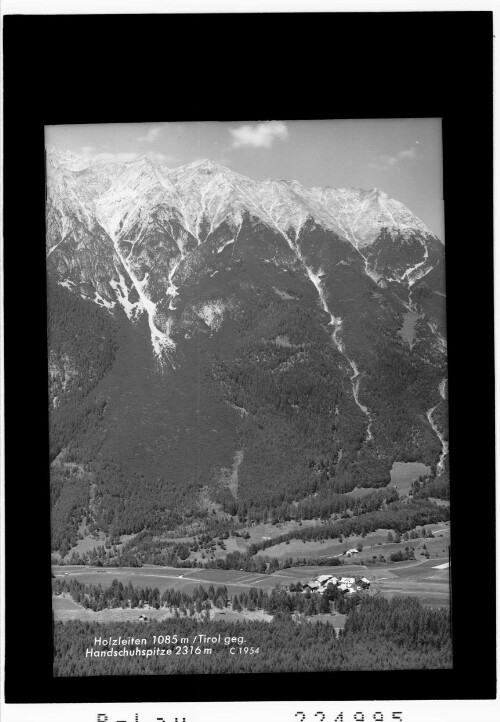 Holzleiten 1085 m / Tirol gegen Handschuhspitze 2316 m