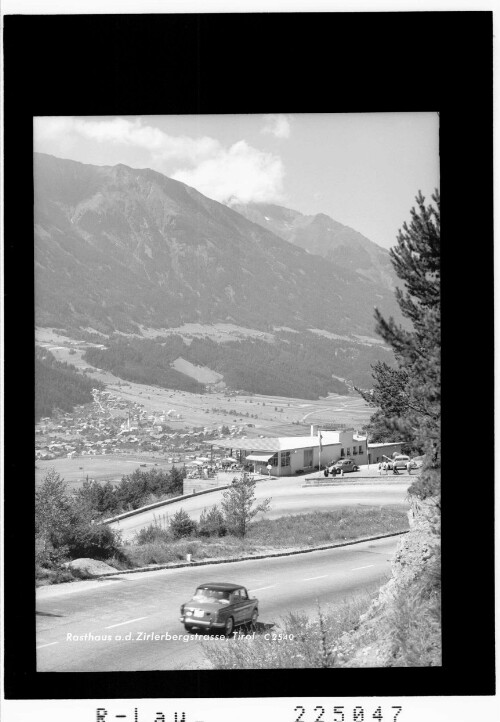 Rasthaus an der Zirlerbergstrasse / Tirol