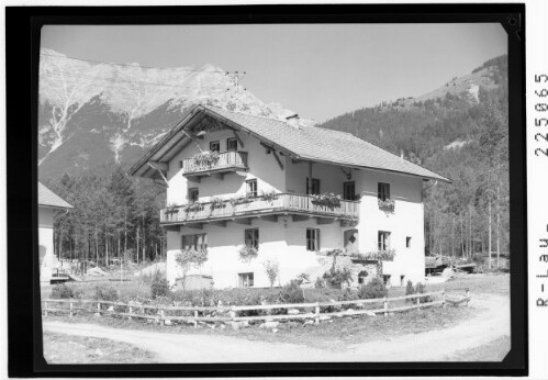 [Fremdenheim Mooswald bei Obsteig am Mieminger Plateau gegen Handschuhspitzen]