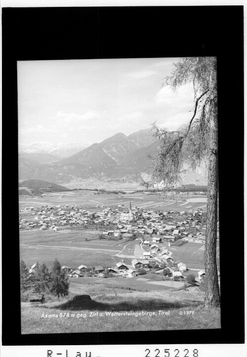 Axams 878 m gegen Zirl und Wettersteingebirge / Tirol