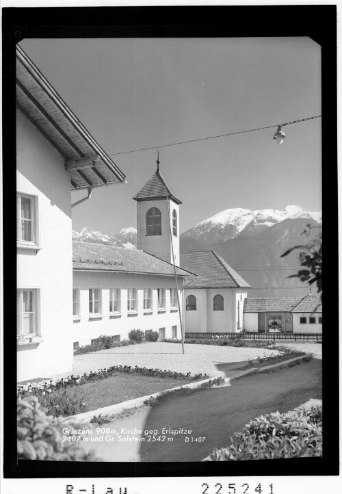 Grinzens 908 m / Kirche gegen Erlspitze 2407 m und Grosser Solstein 2542 m : [Grinzens gegen Erlspitze und Grossen und Kleinen Solstein 2637 m]