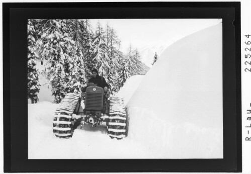 [Schneeraupe im Senderstal gegen Wettersteinwand und Reitherspitze / Tirol]