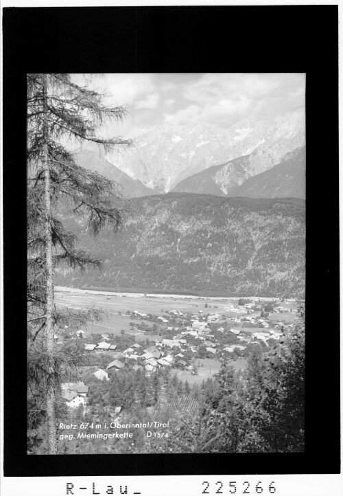 Rietz 674 m im Oberinntal / Tirol gegen Miemingerkette