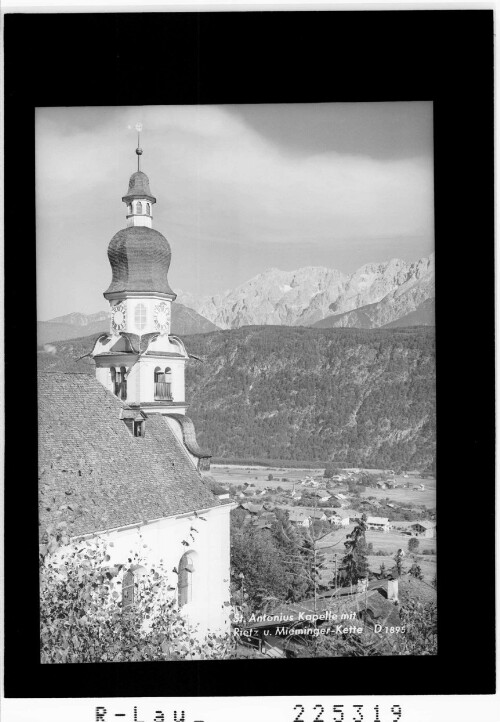 St. Antonius Kapelle mit Rietz und Mieminger Kette : [Wallfahrtskirche St. Antonius bei Rietz gegen Mieminger Gebirge]