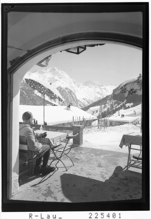 [Blick vom Alpengasthof Praxmar gegen Lüsenser Villerspitze und Lüsenser Ferner / Tirol]