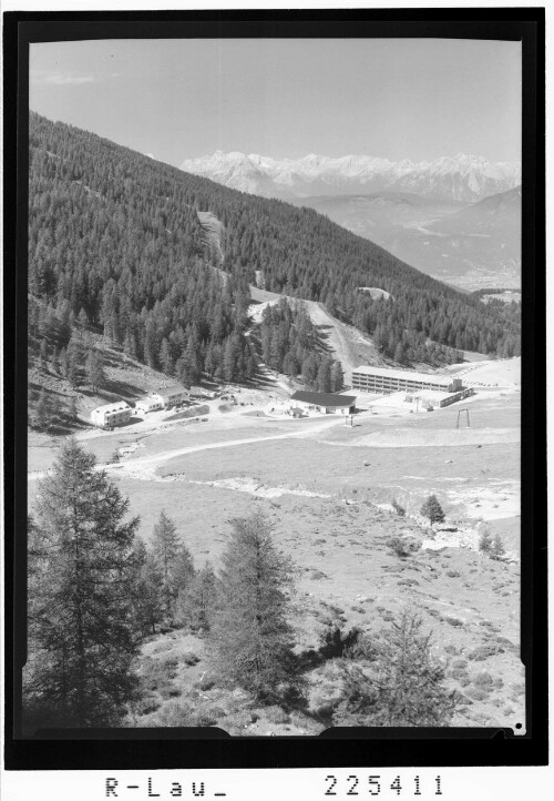 [Axamer Lizum gegen Hohe Munde und Wetterstein Gebirge mit Zugspitze und Dreitorspitzen / Tirol]