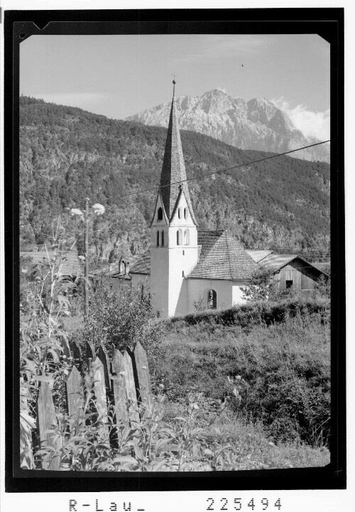 [Kirche in Rietz gegen Hohe Munde / Tirol]