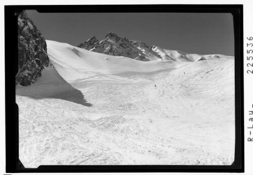[Skiabfahrt in der Axamer Lizum mit Blick zur Hochtennspitze Tirol]