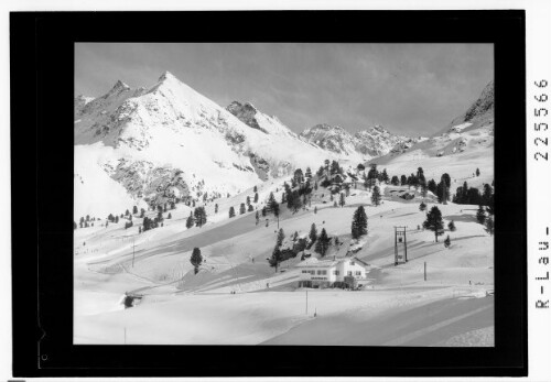 [Kühtai / Sporthaus Alpina mit Pockkogel und Kraspesspitze / Tirol]
