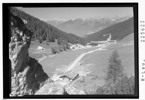 [Axamer Lizum gegen Wetterstein Gebirge mit Dreitorspitzen und Karwendelgebirge mit Erlspitze / Tirol]