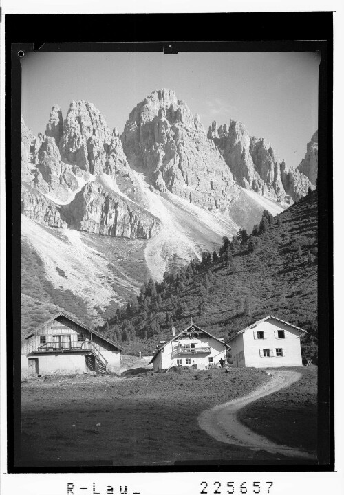 [Kemater Alm im Senderstal gegen Steingrubenkogel / Tirol]