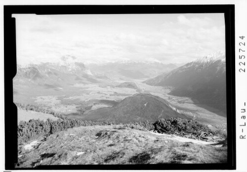 [Simmering gegen Mieminger Plateau und Inntal mit Hoher Munde - Karwendelgebirge und Hocheder / Tirol]