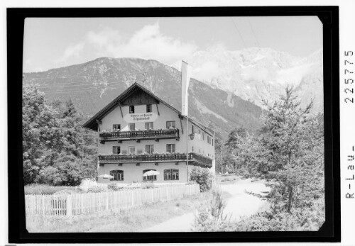 [Gasthaus Schwimmbad in Barwies gegen Griesspitzen / Tirol]