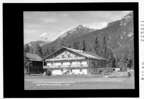 Leutasch / Tirol / Fremdenheim Tschaperhof gegen Wettersteingebirge