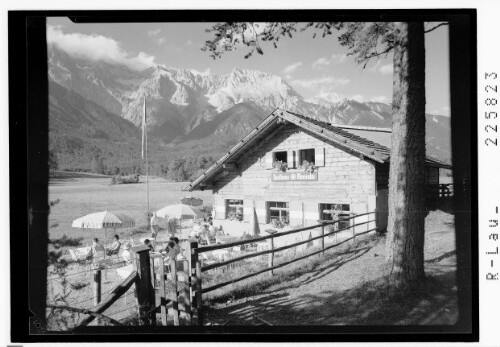 [Rasthaus Moosalm bei Barwies gegen Mieminger Gebirge]