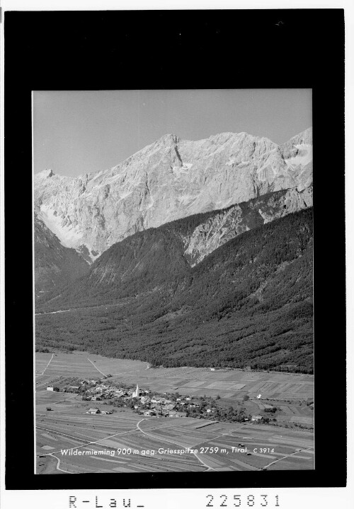 Wildermieming 900 m gegen Griesspitze 2759 m / Tirol : [Wildermieming gegen Grünstein und Griesspitzen]