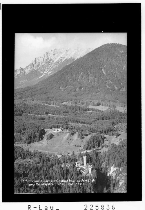 Schlossruine Klamm mit Gasthof Pension Fernblick gegen Wankspitze 2117 m / Tirol : [Schloss Klamm und Gasthof Fernblick gegen Wannig 2493 m]