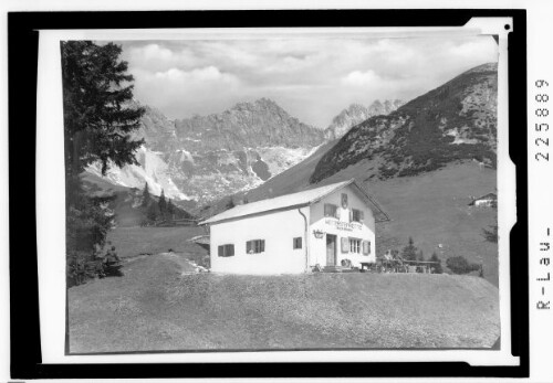 [Wettersteinhütte gegen Scharnitzspitze und Schüsselkarspitze Tirol]