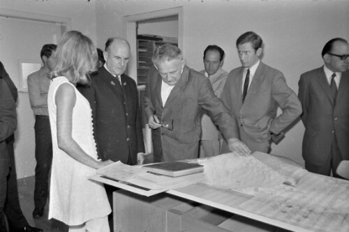 Bundeskanzler Josef Klaus besucht das Stickerunternehmen Julius Ott in Lustenau