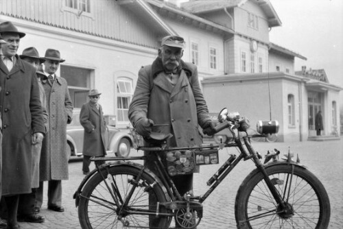 Weltenbummler vor dem Bregenzer Bahnhof