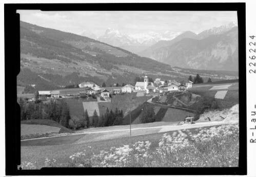 [St. Peter im Wipptal gegen Hohe Munde und Zugspitze]