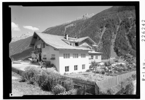 [Gasthof Milders in Milders im Stubaital gegen Kesselspitze und Elferspitze / Tirol]