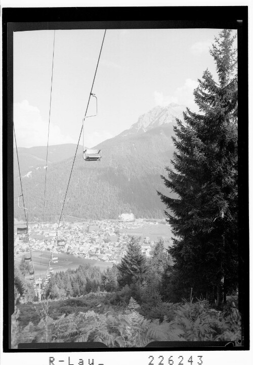 [Fronebenlift mit Fulpmes im Stubaital gegen Serles / Tirol]