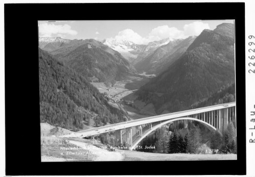 Nösslachbrücke der Brennerautobahn gegen St. Jodok und Zillertaler Alpen / Tirol