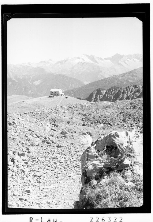 [Padasterjoch Haus gegen Olpererkamm mit Hohem Riffler . Olperer und Schrammacher / Tirol]