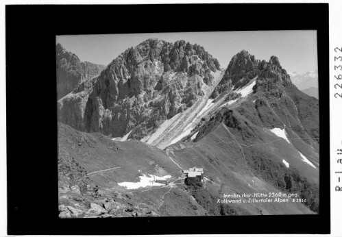 Innsbrucker Hütte 2360 m gegen Kalkwand und Zillertaler Alpen