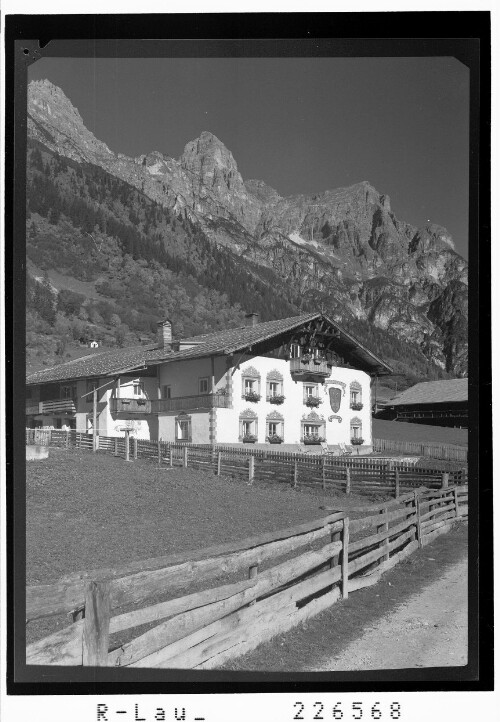 [Fremdenheim Alfaierhof im Gschnitztal gegen Torsäule - Kirchdachspitze und Kirchdach / Tirol]