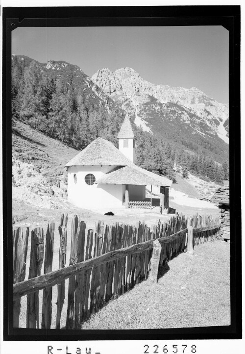 [Schlicker Alm ob Telfes im Stubaital / Kapelle gegen Marchreisenspitze / Tirol]