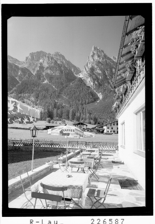 [Gasthof Alpenrose in Gschnitz im Gschnitztal gegen Ilmspitze und Torsäule / Tirol]