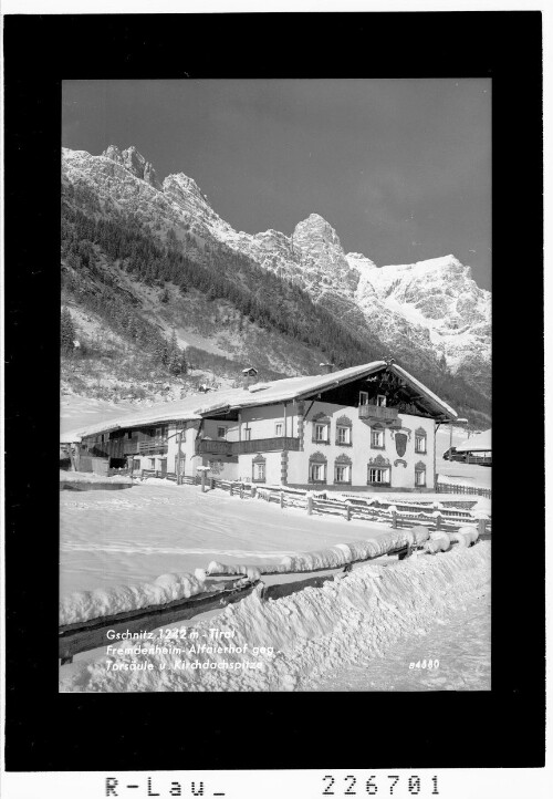 Gschnitz 1242 m / Tirol / Fremdenheim Alfaierhof gegen Torsäule und Kirchdachspitze