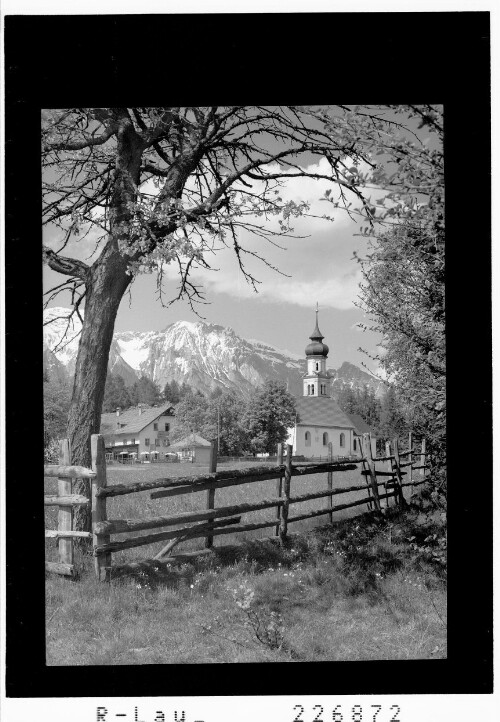 [Kirche in Judenstein bei Rinn ob Hall in Tirol gegen Grossen Bettelwurf und Hohe Fürleg]
