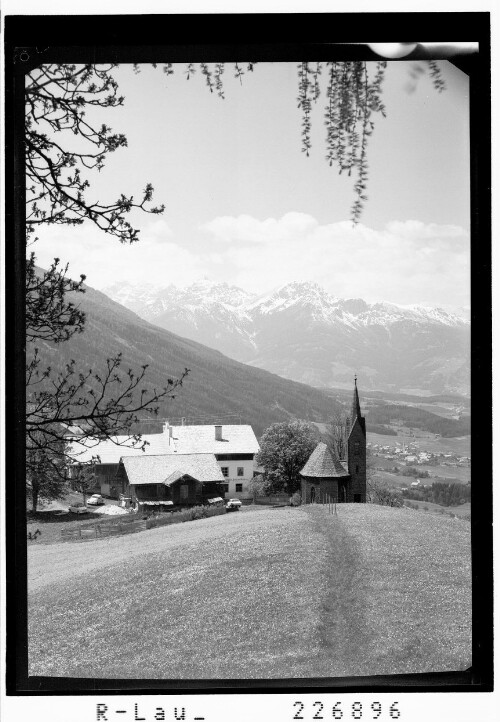 [Gasthof Windegg bei Tulfes ob Hall in Tirol gegen Rinn und Stubaier Alpen mit Kalkkögel und Nockspitze]