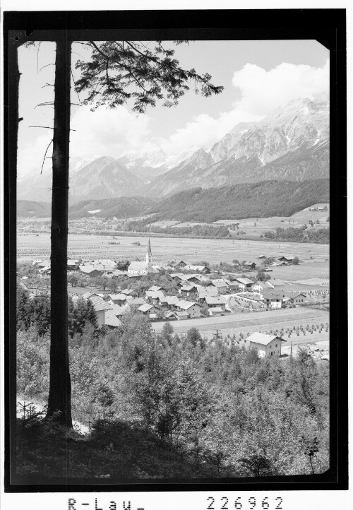 [Kolsass im Unterinntal gegen Nordkette und Halltalkette / Tirol]