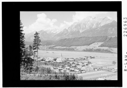 Kolsass 555 m gegen Karwendelgebirge und Bettelwurf / Tirol : [Kolsass gegen Nordkette und Halltalkette]